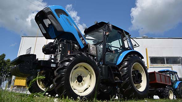 LS 1004 Оснащений потужним двигуном